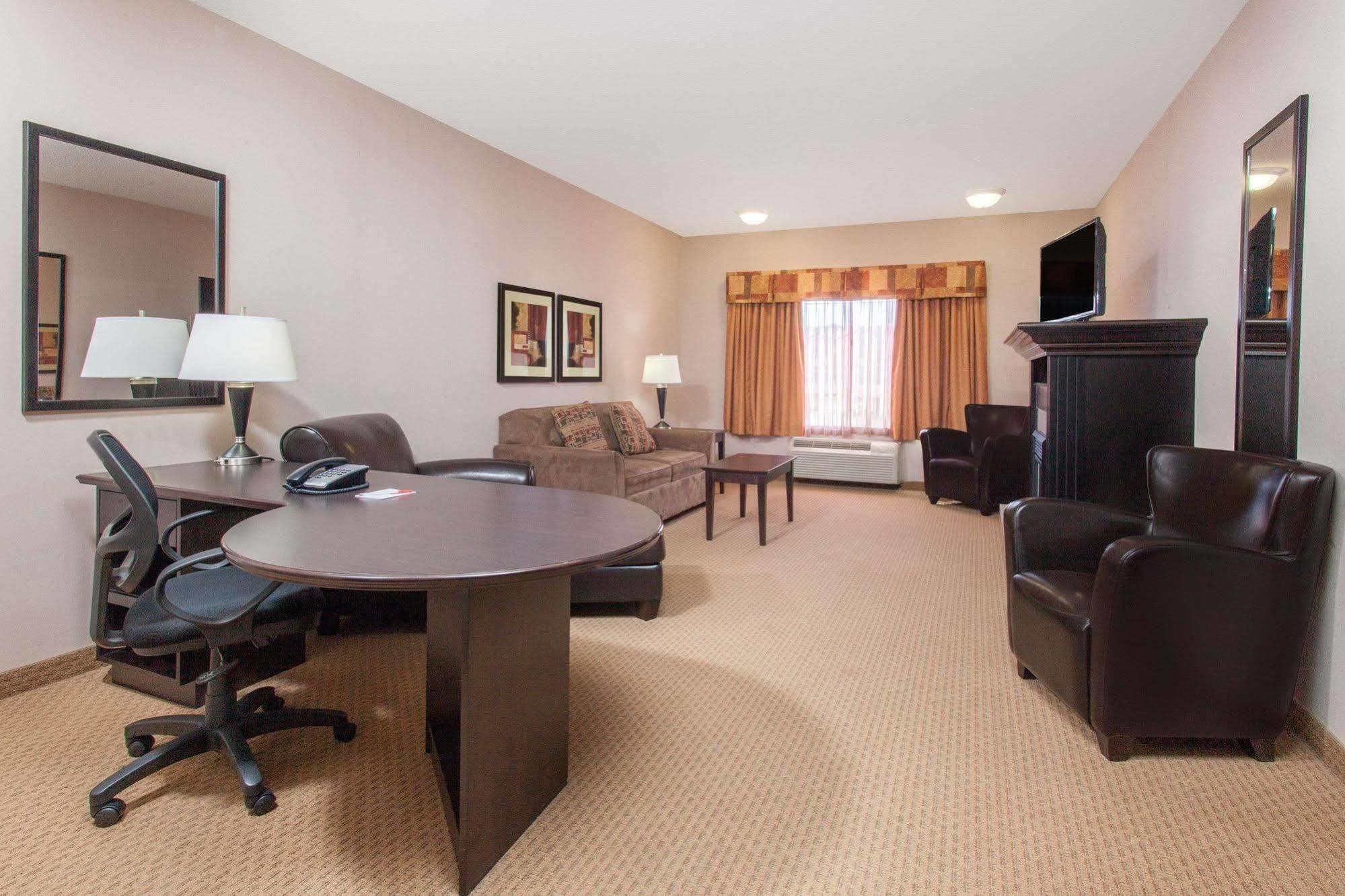 Ramada By Wyndham Brooks Exterior foto