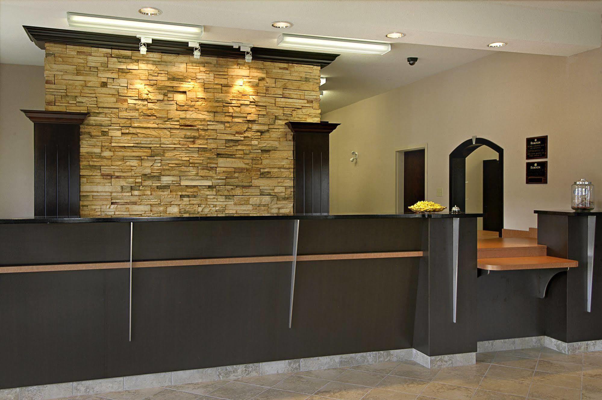 Ramada By Wyndham Brooks Exterior foto
