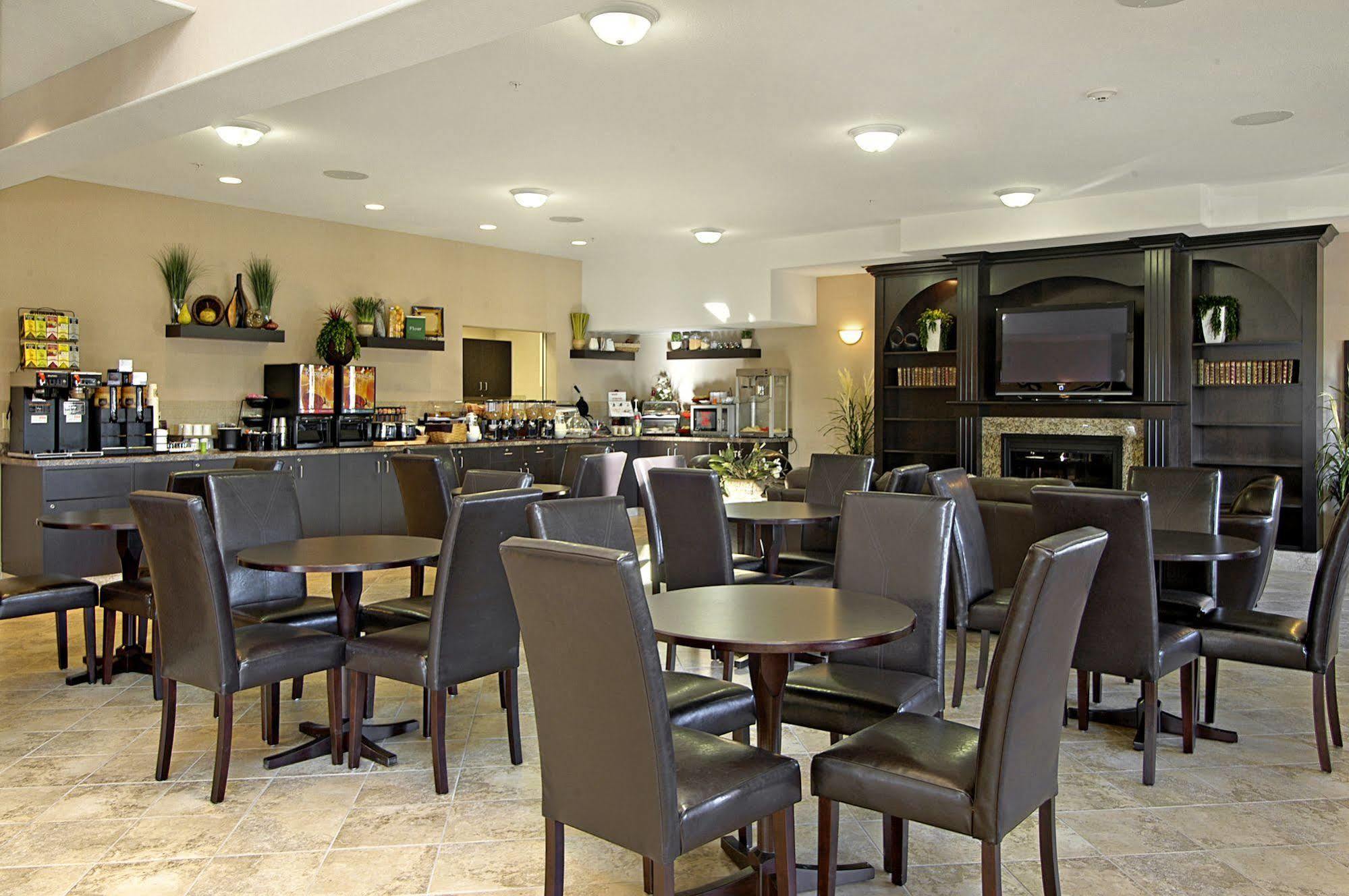 Ramada By Wyndham Brooks Exterior foto